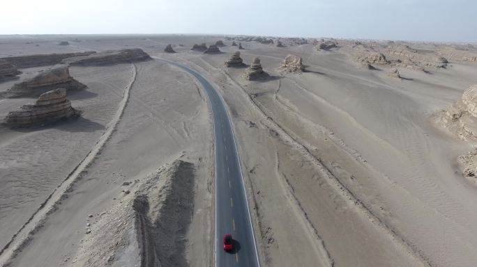 沙漠地区福特汽车航拍