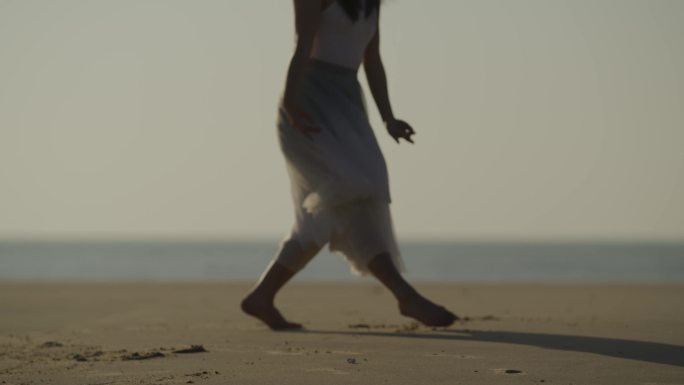 4K美女海边沙滩走路跳芭蕾舞海风写意空境