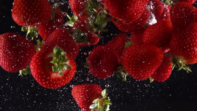 草莓水中洗草莓洗水果