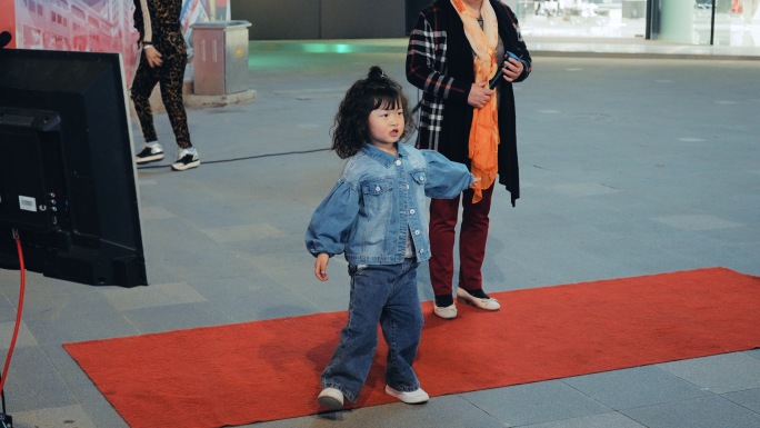 王府井大街广场社区活动，跳舞的儿童慢镜头