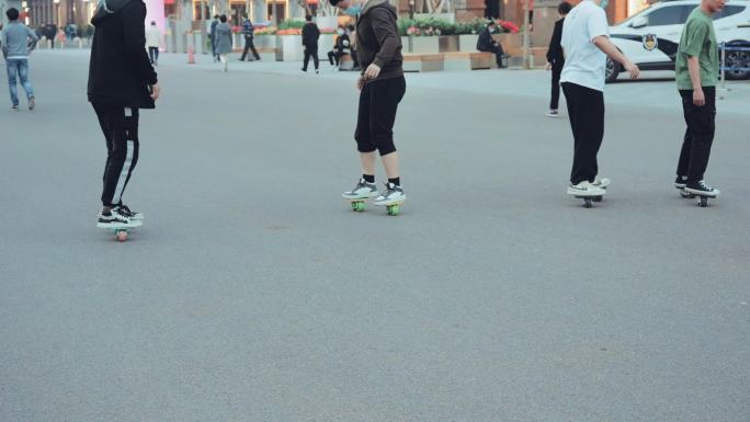 王府井大街年轻人滑板车慢动作