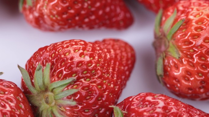【正版素材】新鲜水果草莓特写前移
