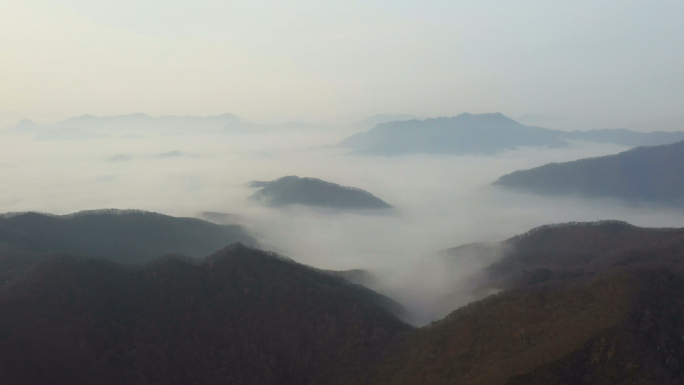 水墨山水、冬天山峰、云雾缭绕、冬天山林