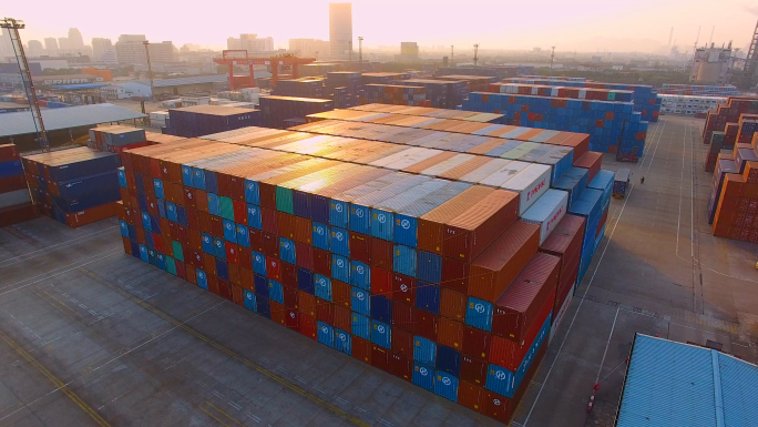 夕阳下的集装箱港口
