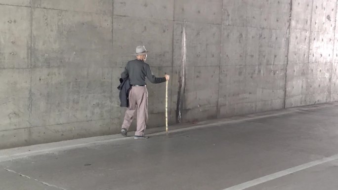 孤寡老人散步老年人拄拐拐杖危险孤独孤单