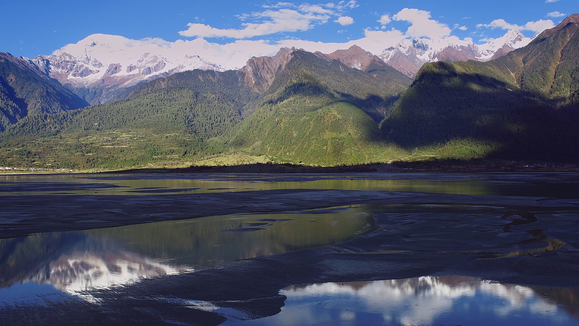 西藏林芝蓝色易贡湖一
