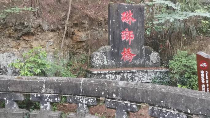 桥栏杆旁的石刻