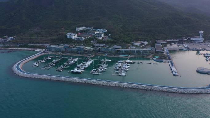 航拍海边度假酒店岛屿大海游艇码头
