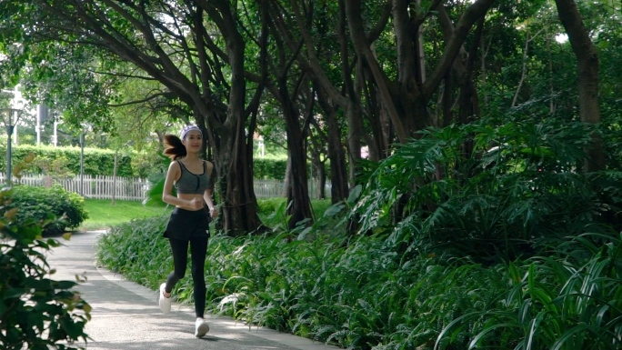 美女跑步锻炼早上公园做热身拉伸动作