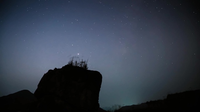 星空延时巨石前景