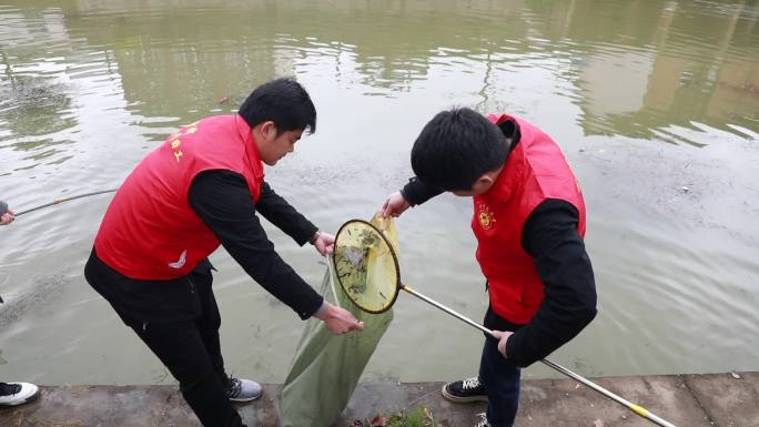 湖南常德志愿者下乡清理乡村河道垃圾