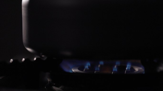 4K燃气灶火焰烧开水视频素材