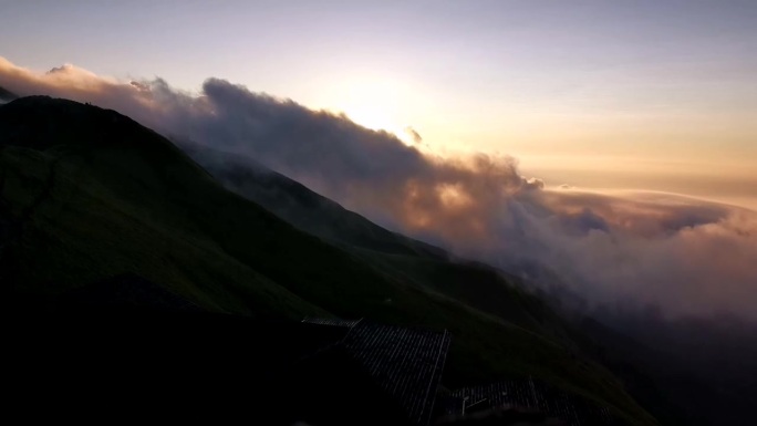 日出山顶延时云雾风景