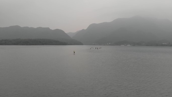 航拍雨雾阴天庐山西海水面桨板运动