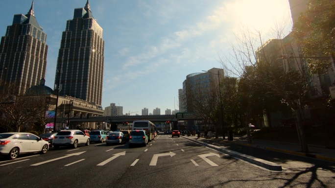 汽车第一视角驾驶路跑公路城市穿梭