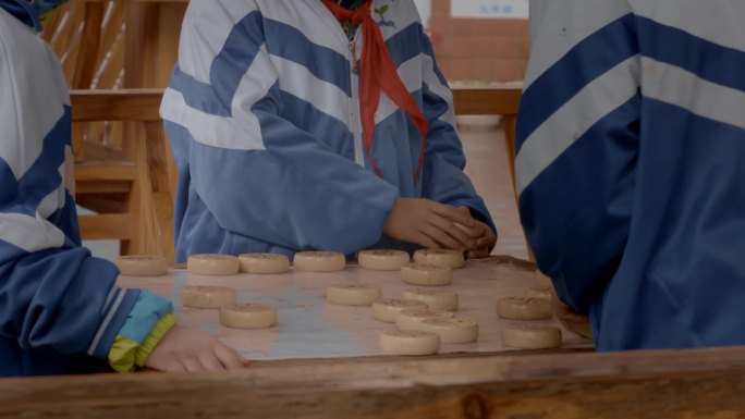 山区小学生教室下象棋