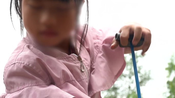山村里的小女孩雨天打水