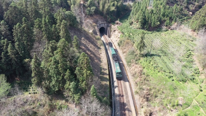 绿皮火车驶入隧道航拍4k