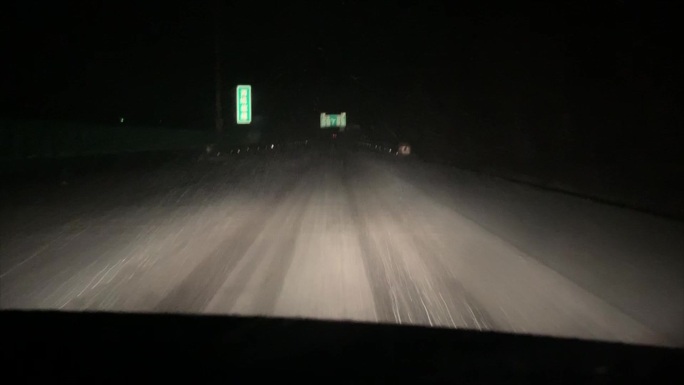 高速公路雪天隧道夜晚车载拍摄