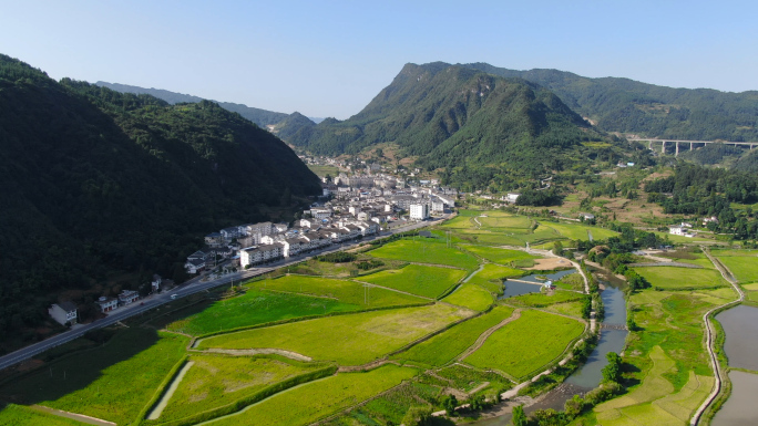 航拍山村小镇稻田美丽农家