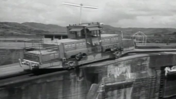 70年代货轮通过运河闸口