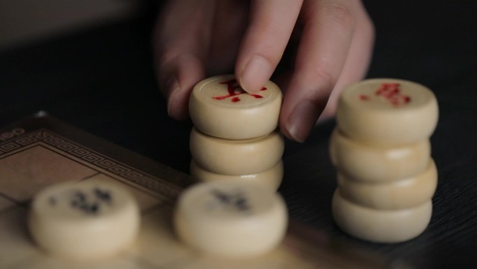 下象棋思考下一步如何走手拿棋子局部特写