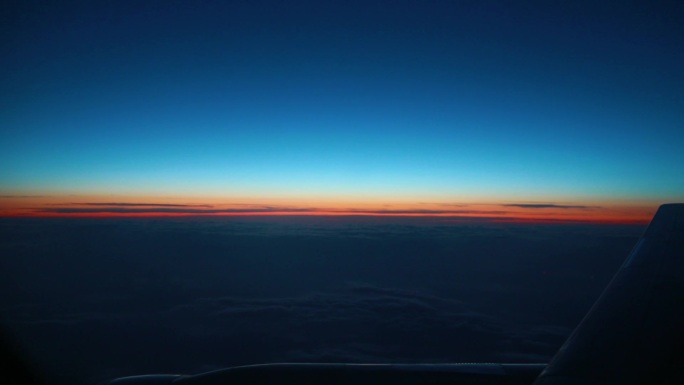 飞机上飞行时拍摄的日落