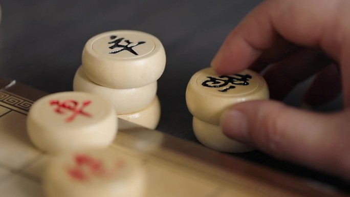 下象棋思考手拿棋子局部特写