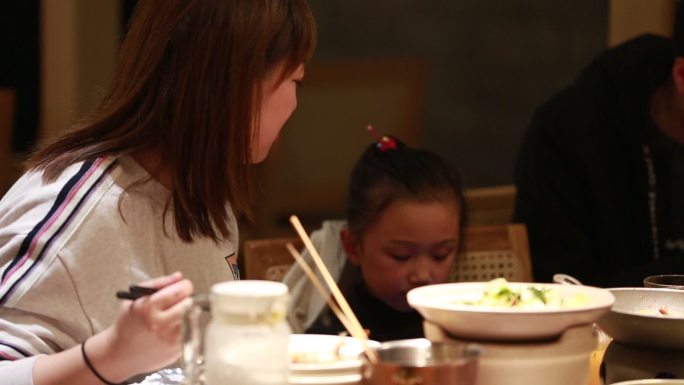 餐厅美食客满火爆人流量吃饭交