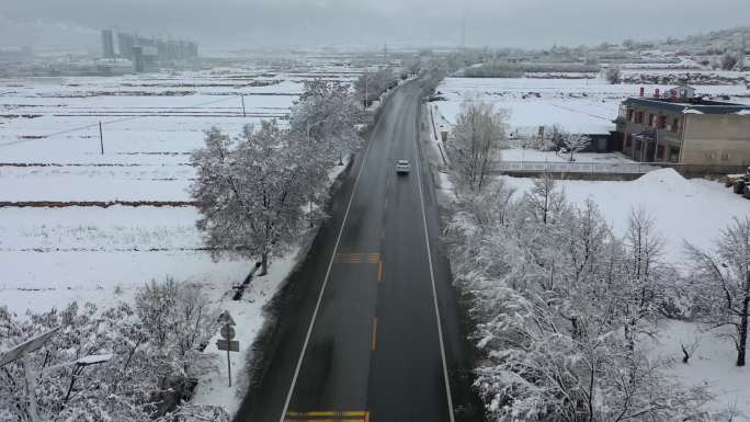 航拍雪中车辆道路行驶