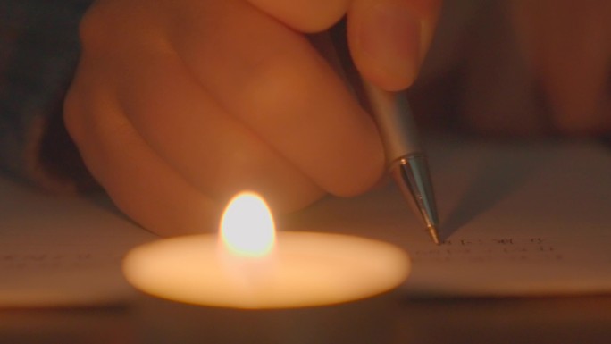 4K烛光书信夜晚点蜡烛写信烛光里的老师