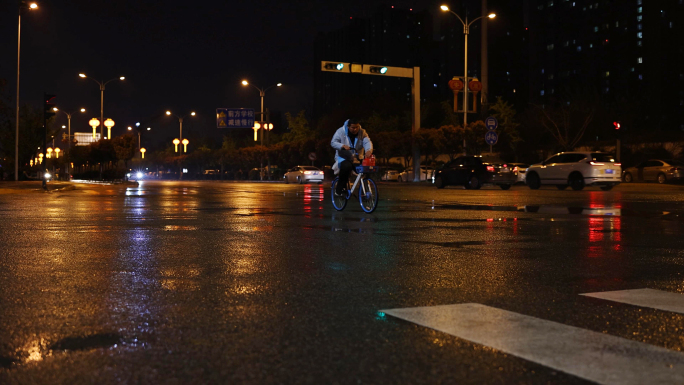 4K雨后的霓虹城市都市街道路口车水马龙