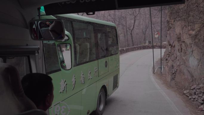 4K颠簸的山路汽车行驶在山路上郭亮村挂壁
