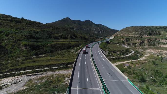 大山里的高速公路航拍