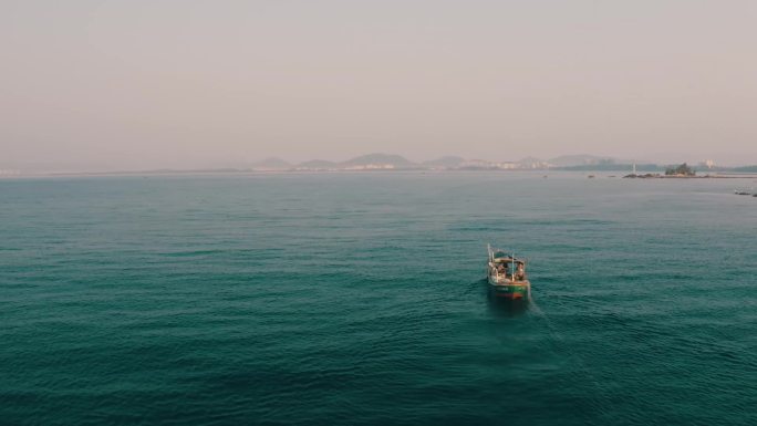 海南三亚大海渔船出海陵水航拍打渔