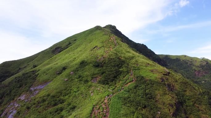 队伍攀爬江西武功山