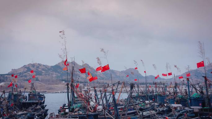 青岛码头渔船彩旗旗帜飘荡延时