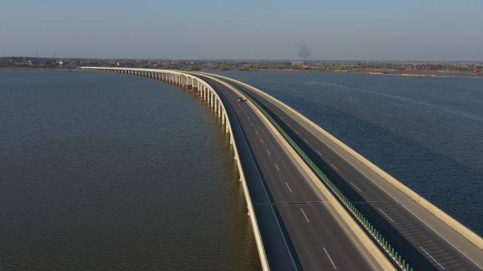高速公路跨海大桥车流航拍