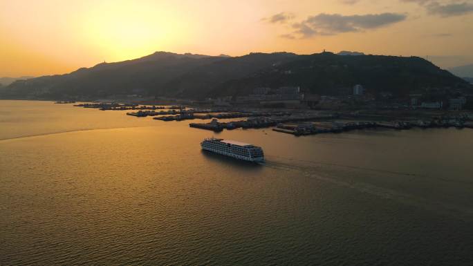 4K航拍夕阳下轮船驶过奉节长江港口