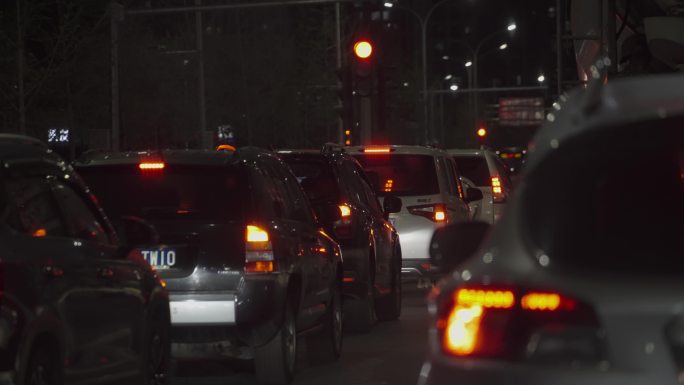 【4k】拥堵夜晚城市车辆等红灯