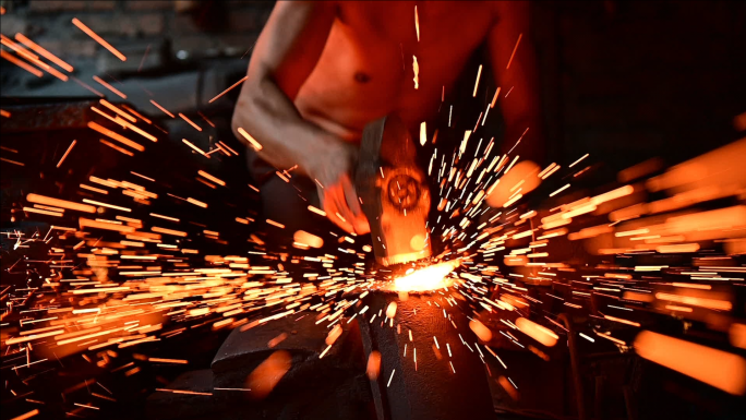 传统铁艺手拉风箱老铁匠铺打铁视频素材
