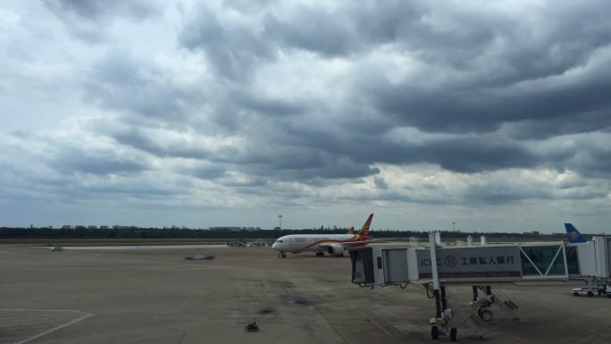 机场飞机起落白云延时摄影