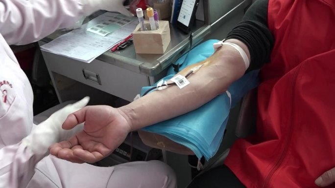 无偿志愿献血抽血镜头特写