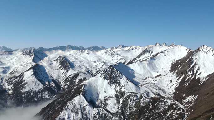 川西高原巴郞山云海雪山航拍