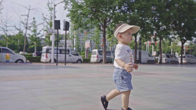 广场可爱儿童学步视频实拍2