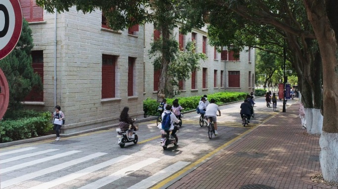 厦门大学校内街景，全貌航拍