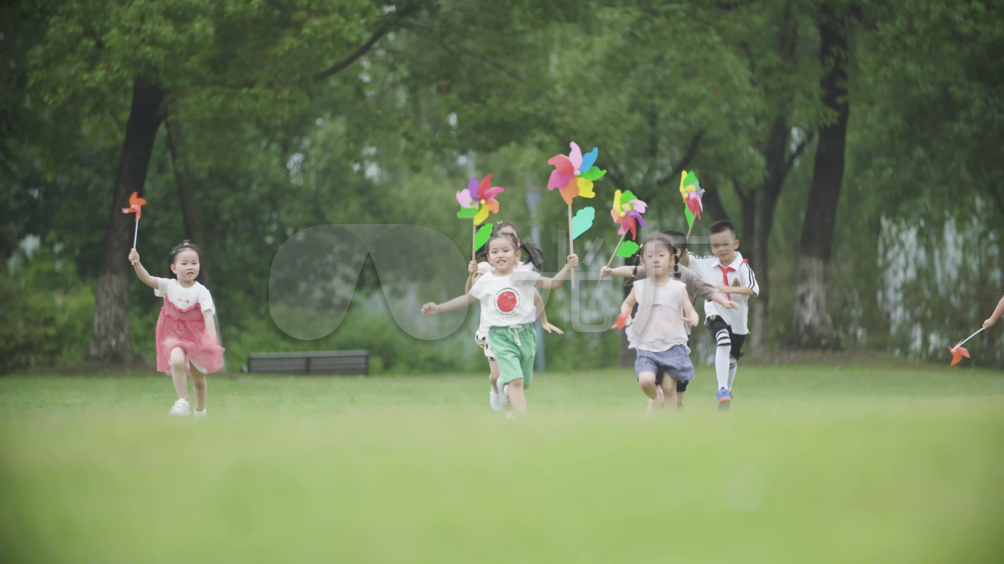 草地上奔跑的孩子们高清摄影大图-千库网