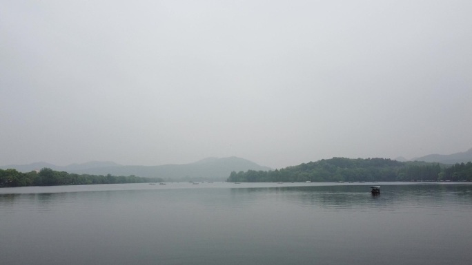 烟雨蒙蒙山湖水船飞向前