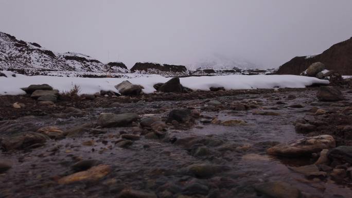 山腰雪水河流