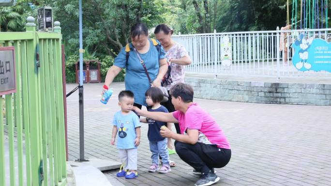 带孙子的奶奶